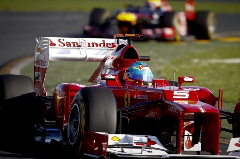 Alonso, en accin durante la carrera. (EFE)
