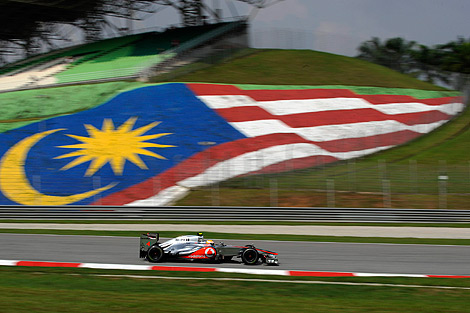 El piloto britnico Lewis Hamilton (McLaren Mercedes) conduce su monoplaza . | Efe