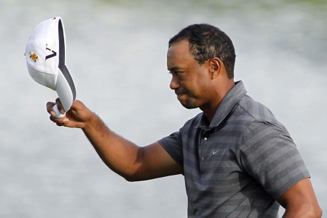 Tiger Woods saluda al pblico tras embocar en el hoyo 18. | Reuters