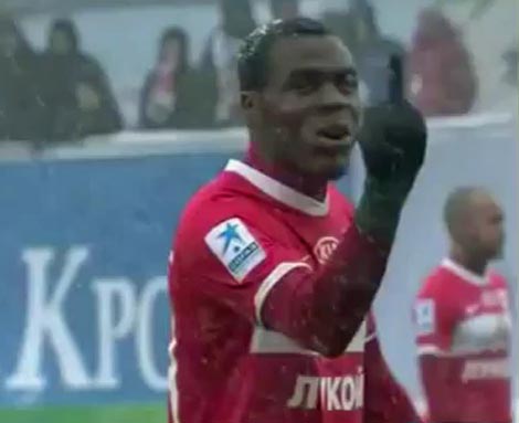Emenike sacando su dedo a los hinchas del Dinamo de Mosc