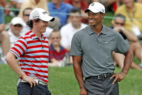 McIlroy y Tiger charlan durante un torneo. | Reuters