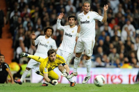 Casillas, Pepe, Albiol y Marcelo, en un lance del Real Madrid-Valencia. (EFE)