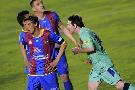 Messi marcha hacia terreno azulgrana, tras su primer gol. (AFP)