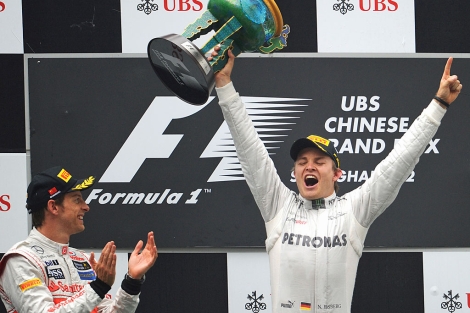 Nico Rosberg celebra la victoria ante la mirada de Button. | Afp