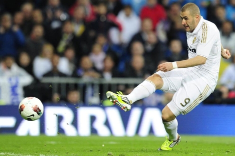 Karim Benzema anota el tercer gol del triunfo del Real Madrid ante el Sporting, en Liga. (EFE)