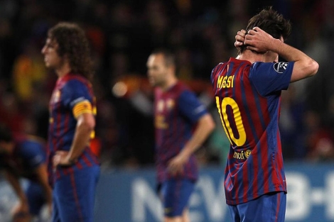 Messi, Iniesta y Puyol, desolados tras el gol de Torres. (Foto: Quique Garca)