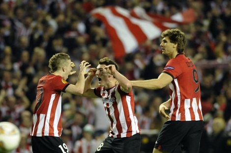 Llorente celebra con Ibai y Muniain el segundo gol del Athletic. | Afp