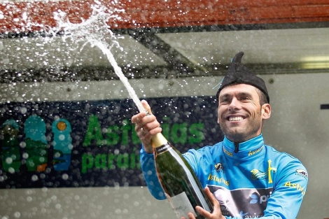 El ciclista espaol, celebra en el podio su victoria. I EFE