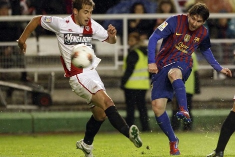 Messi golpea el baln ante el acoso de Pulido. (Foto: Reuters)