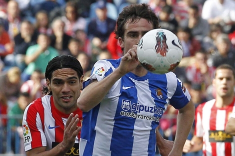 Mikel Gonzlez protege el baln ante Falcao. (EFE)