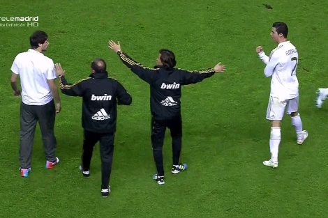 Cristiano Ronaldo hace un corte de mangas a Javi Martnez. | Telemadrid