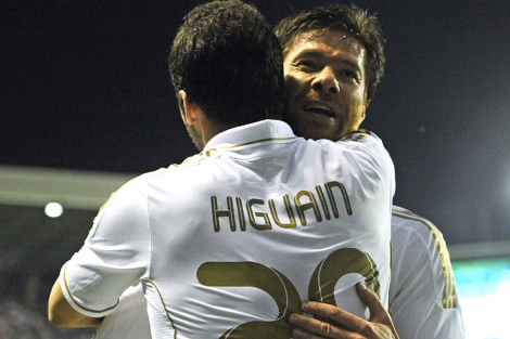 Xabi Alonso e Higuan, los mejores del Real Madrid. (EFE)