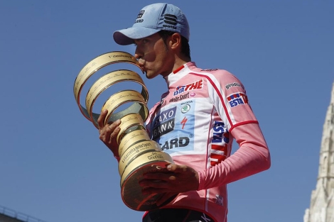 Alberto Contador besa la copa del Giro de Italia 2011.I ELMUNDO