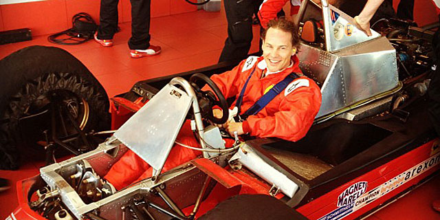 Jacques Villeneuve, en el Ferrari de su padre. | @alo_oficial