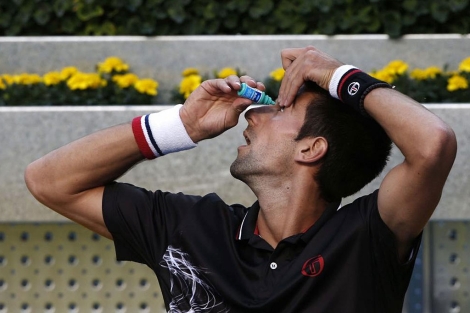 Djokovic se echa unas gotas en el ojo durante el partido. | Efe