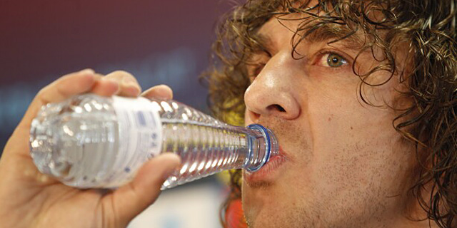 Carles Puyol bebe agua durante la rueda de prensa. | Quique Garca