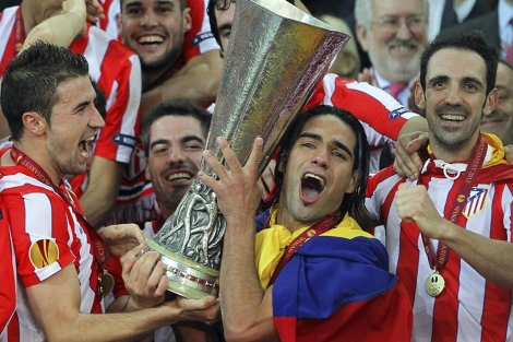 Falcao, con la copa, junto a Gabi, Antonio Lpez y Juanfran. (Foto: Efe)