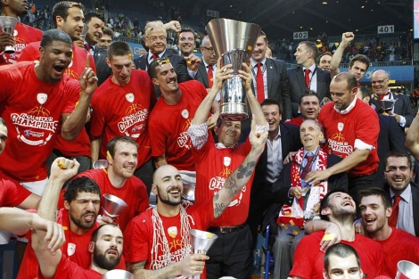 Los jugadores de Olympiacos con la Copa de la Euroliga. (Reuters)