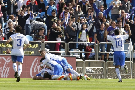 Los futbolistas del Real Zaragoza celebran el gol de la victoria ante el Racing. |EFE