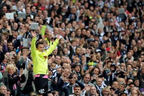 Del Piero saluda a la aficin de la Juventus tras ser sustituido. (Foto: Afp)