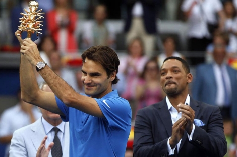 Roger Federer, con el ttulo junto a Will Smith. | Reuters