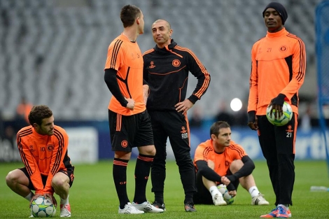 Mata (i), Di Matteo, y Lampard (sentado en el suelo), en el entrenamiento previo para la final. | AFP