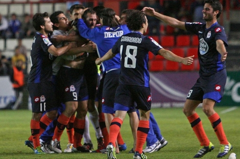 Los jugadores del Deportivo celebran el gol logrado por Xisco | Efe