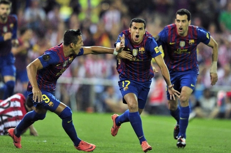 Pedro celebra el primer gol con Alexis y Busquets. (Foto: Afp)