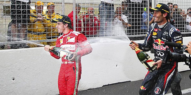 Webber y Alonso celebran la victoria y el tercer puesto en Mnaco. (Efe)