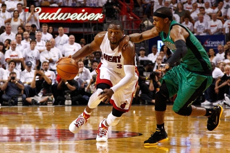 Dwyane Wade intenta frenar a Rajon Rondo durante el encuentro Heat-Celtics. |AFP
