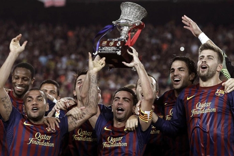 Los jugadores del Barcelona levantan el trofeo de la edicin de 2011. EFE