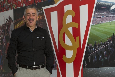 Manolo Preciado posa al lado del escudo del Sporting de Gijón | Alberto Morante