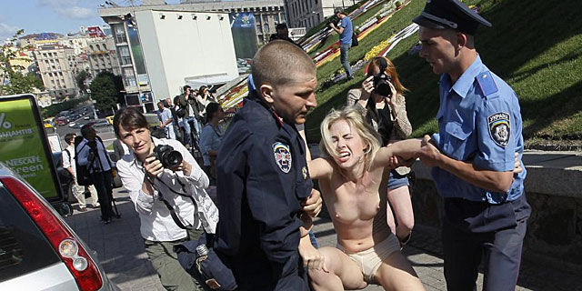 Policas ucranianos arrestan a una activista del grupo feminista FEMEN | Efe