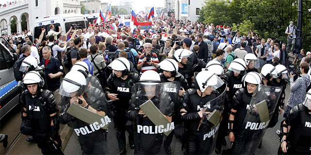 La polica polaca protege la marcha rusa por las calles de Varsovia. | Reuters