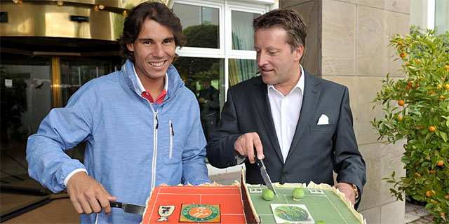 Rafa Nadal y Gerry Weber, diretor del torneo de Halle, cortan la tarta.I EFE