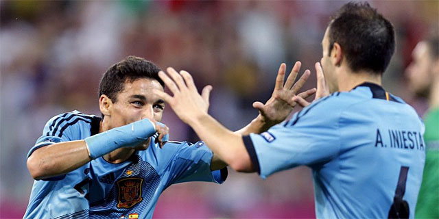 Navas celebra el gol a Croacia con Iniesta. | Efe