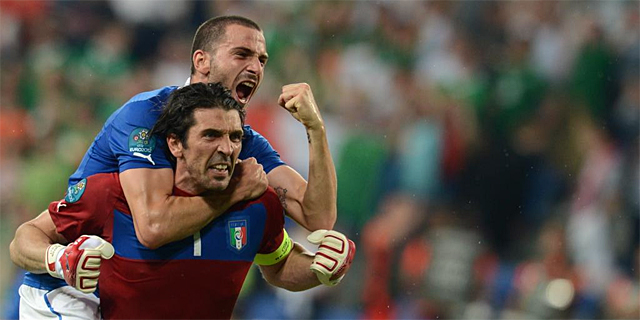 Buffon y Bonucci celebran el pase a cuartos. | Afp