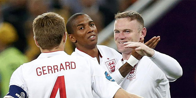 Wayne Rooney celebra con sus compaeros el gol de la victoria. (EFE)