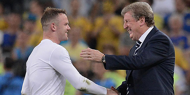 Hodgson saluda a Rooney. ( Carl de Souza / Afp)
