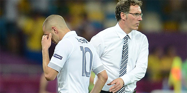 Blanc y Benzema se saludan tras la derrota contra Suecia. | Afp