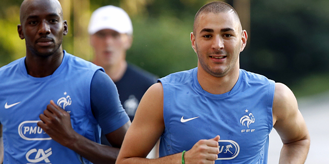 Alou Diarra (izda) y Karim Bemzema, durante el ltimo entrenamiento de Francia. | Reuters