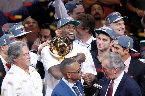 LeBron James abraza el trofeo de los campeones de la NBA. | Afp