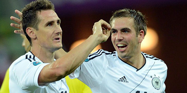 Miroslav Klose y Phillip Lahm celebran uno de los goles. | Efe