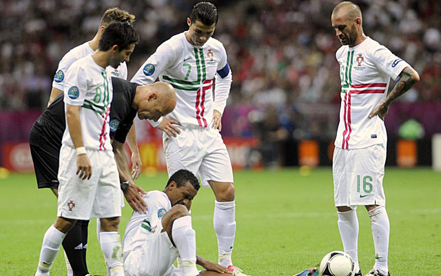 Cristiano, junto a la columna vertebral de Portugal: Moutinho y Meireles con Nani en el suelo. (REUTERS)