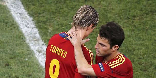 Cesc deja su sitio a Torres durante el partido ante Francia. | Reuters