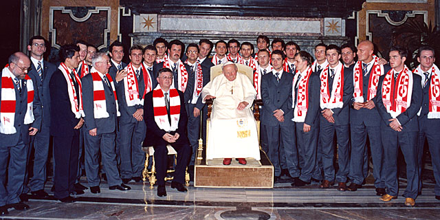 Juan Pablo II, en la audiencia que concedi en 2005 al club de ftbol MKS Cracovia, donde jug de joven.