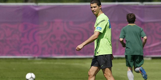 Cristiano Ronaldo durante un entrenamiento con la seleccin portuguesa.| Reuters