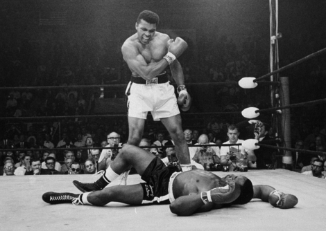 Muhammad Ali (arriba) ante Sonny Liston (abajo) el 25 de mayo de 1965. |AP