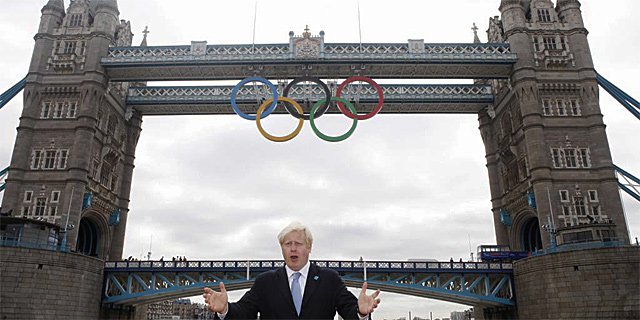 El alcalde de Londres, Boris Johnson, frente a Tower Bridge. | Reuters