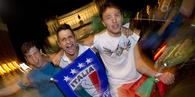 Seguidores italianos celebran la victoria en semifinales. | Efe